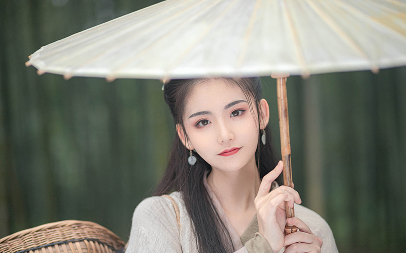 长发绾君心，花落影相随，半生痴念谁怜