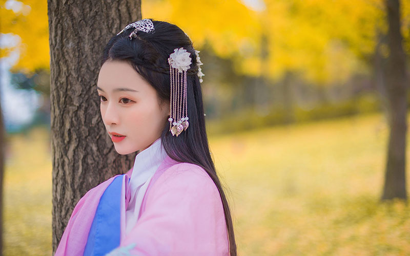 残烛尽，夜未央。雨落轩窗，满地花黄