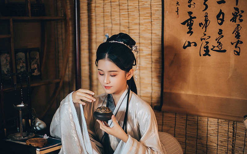 小轩窗，巧梳妆，谁梨涡轻漾，绾起云鬓绮梦