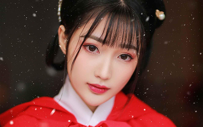 独语窗前泪轻拭，一夜相思染青丝