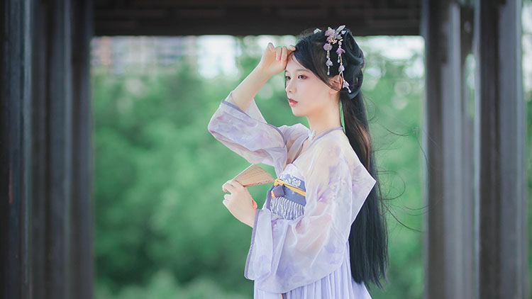 若织云成锦，梦入阑珊，能否与君共展？