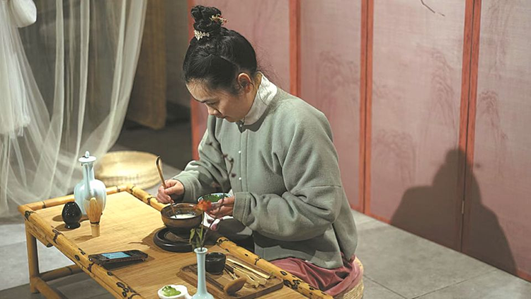 中国茶大师呈现精美的泡沫艺术