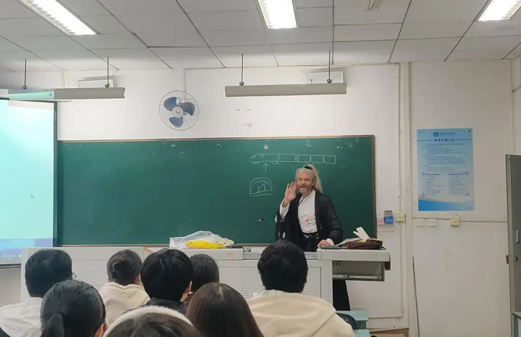 四川一外教穿汉服上课，来中国17年,熟读