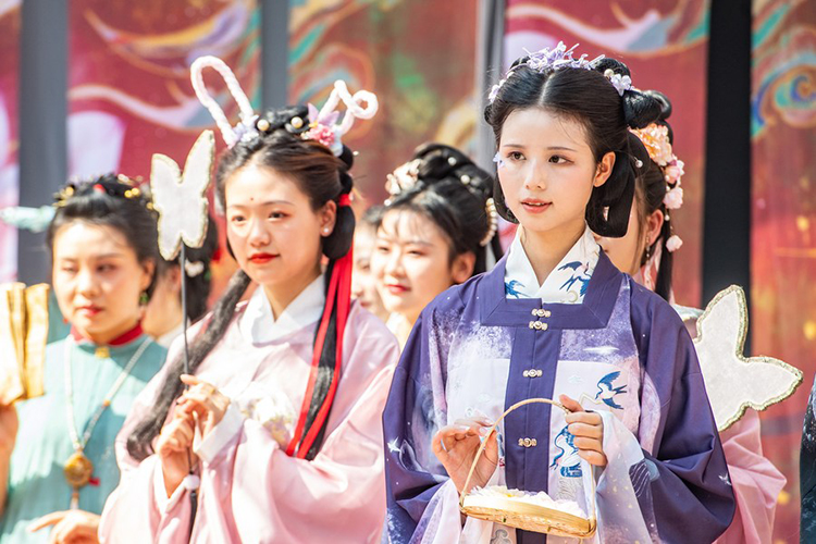 汉服引领的“中国风”趋势建立在文化自信之