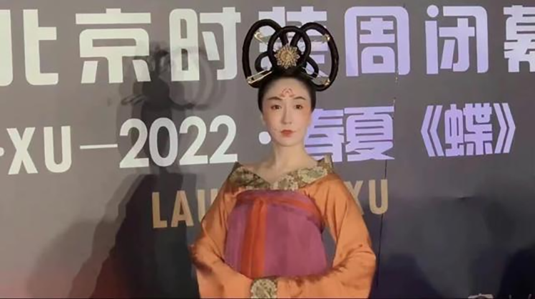 33岁的娄艺潇身穿汉服出席北京时装周(图1)