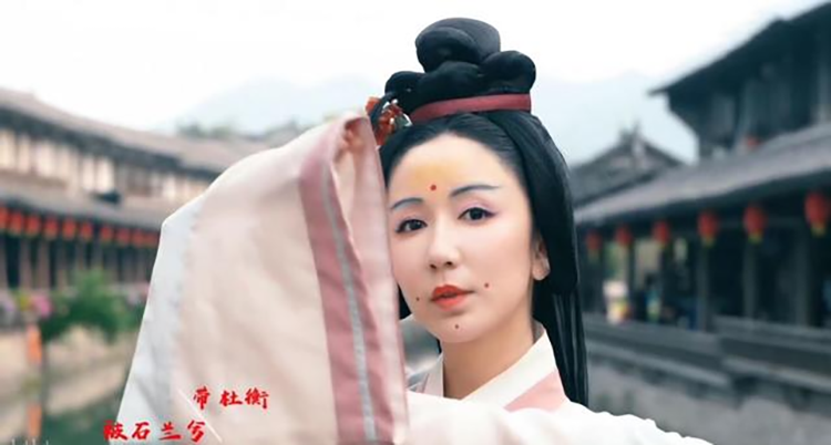 33岁的娄艺潇身穿汉服出席北京时装周(图2)