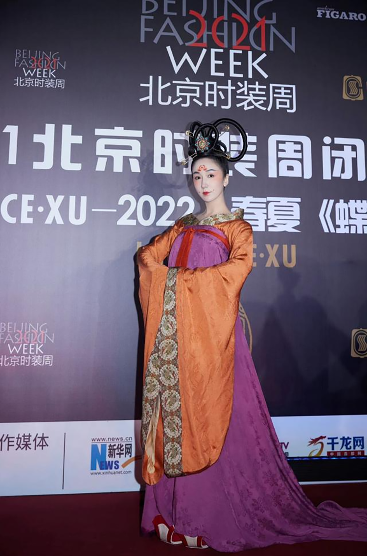 33岁的娄艺潇身穿汉服出席北京时装周(图4)