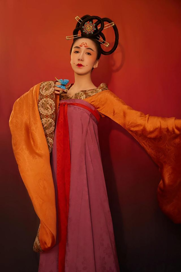 33岁的娄艺潇身穿汉服出席北京时装周(图6)