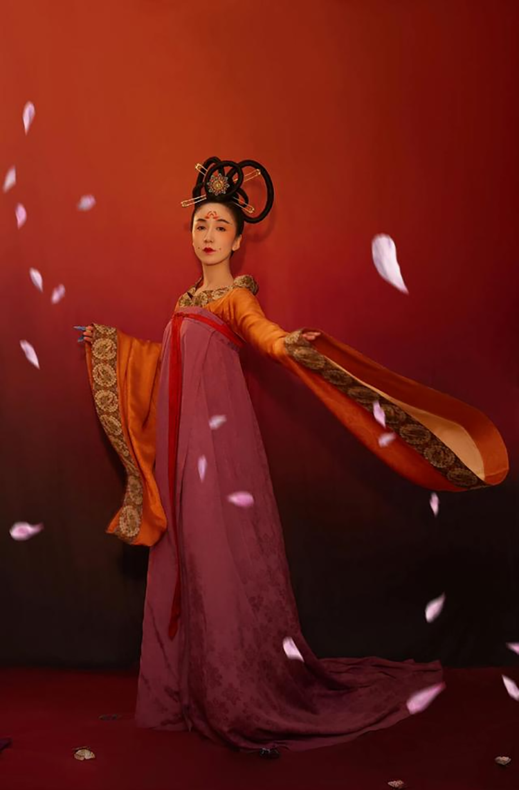 33岁的娄艺潇身穿汉服出席北京时装周(图8)