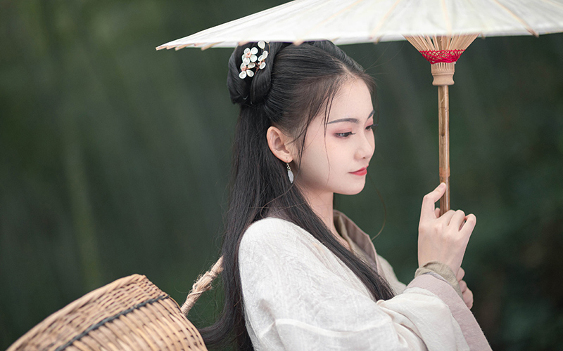 长发绾君心，花落影相随，半生痴念谁怜(图2)