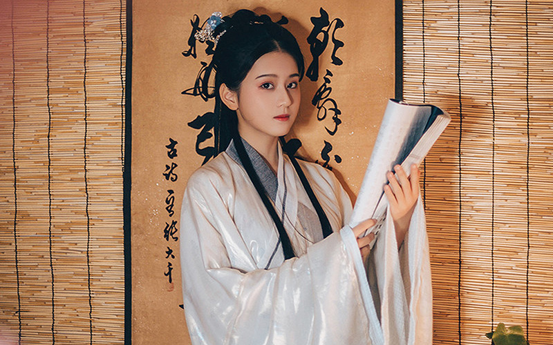 小轩窗，巧梳妆，谁梨涡轻漾，绾起云鬓绮梦长？(图2)