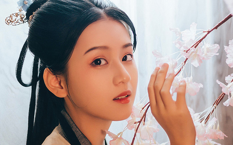 小轩窗，巧梳妆，谁梨涡轻漾，绾起云鬓绮梦长？(图3)