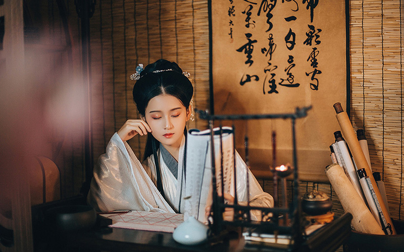 小轩窗，巧梳妆，谁梨涡轻漾，绾起云鬓绮梦长？(图4)