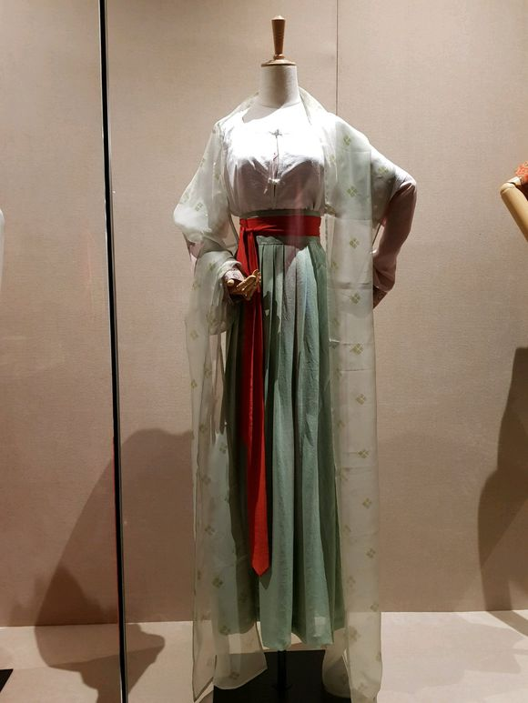 从出土文物,看儒家思想在汉服衣裳之上刺绣出的千古惊叹(图4) 从出土文物,看儒家思想在汉服衣裳之上刺绣出的千古惊叹(图4)