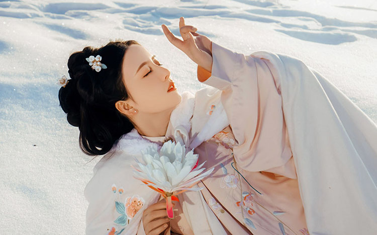 琴音如水月如霜，拈花一笑梦归途(图1)