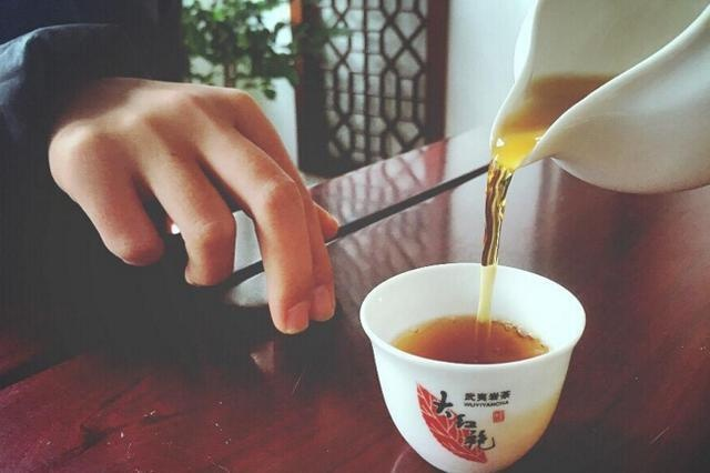 倒茶时敲桌子