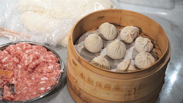 身着汉服，沉浸在城市传统灯会的文化中(图3)