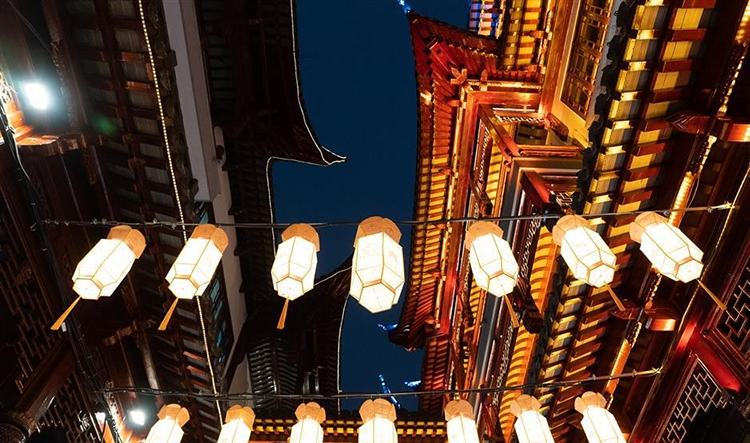 身着汉服，沉浸在城市传统灯会的文化中(图1)