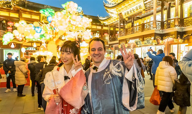 身着汉服，沉浸在城市传统灯会的文化中(图2)
