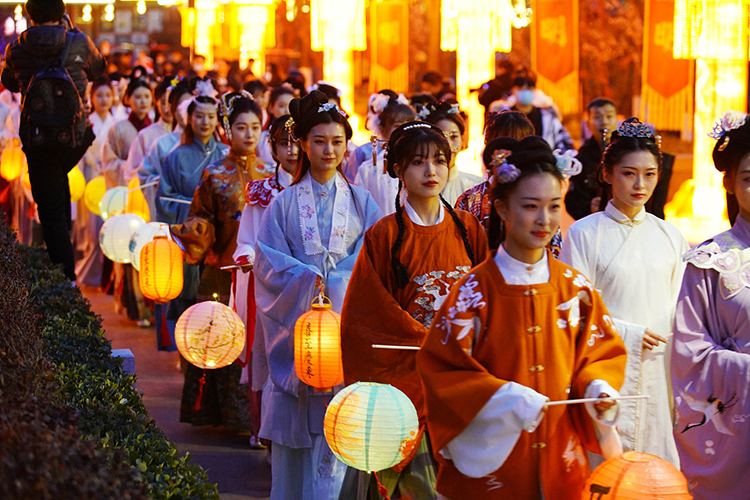 汉服象征着中国的春节庆祝活动(图3)