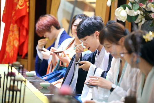 汉服传统服饰正在成为中国年轻一代的新潮流(图1)