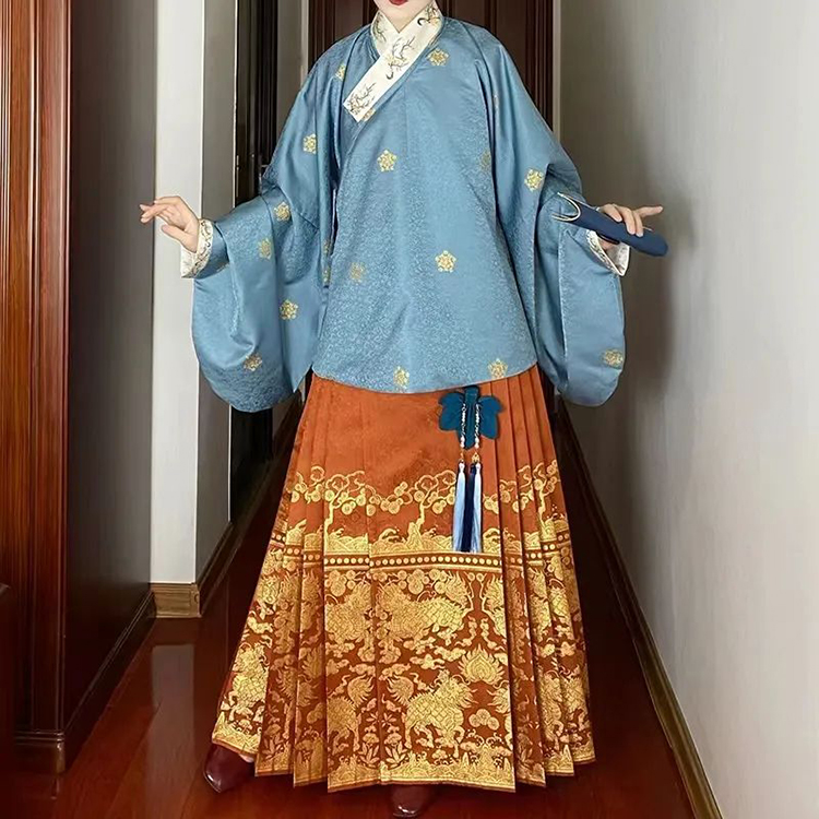 玲娜贝儿中秋服饰争议|中国风应该坚持右衽吗？(图2)