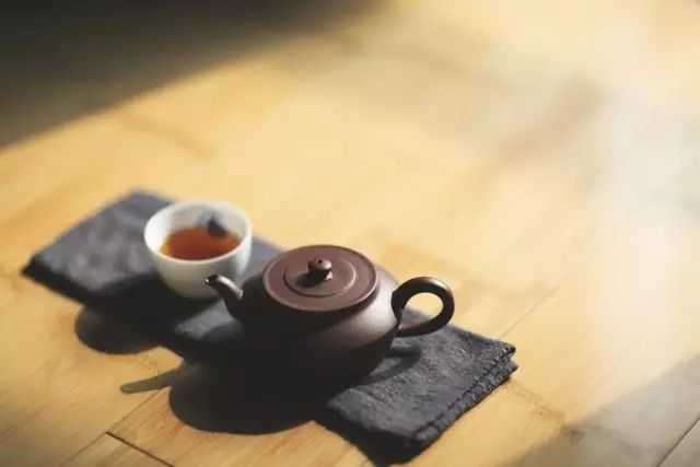 最好的生活丨杯中有茶，口袋有钱，手中有书(图1)