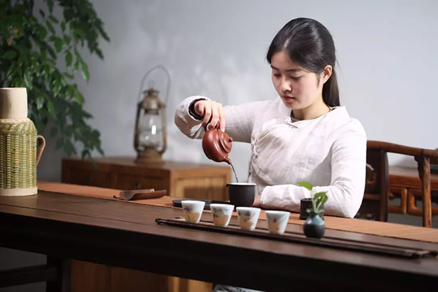 最好的生活丨杯中有茶，口袋有钱，手中有书(图2)