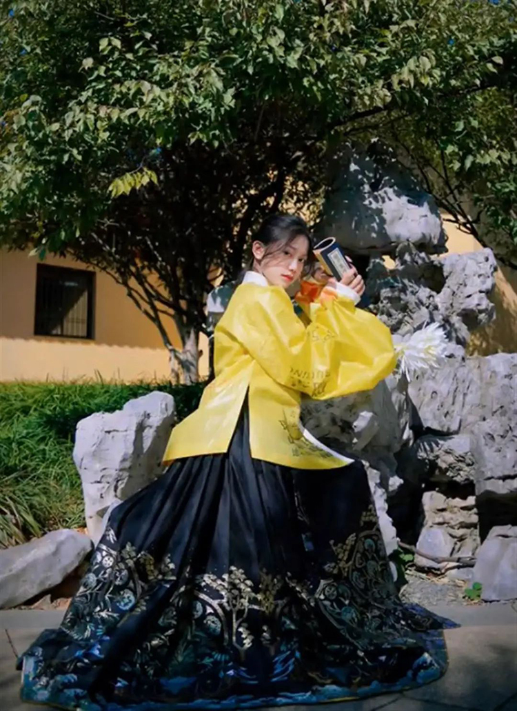女生用尿素袋子做汉服拍出唯美照片(图2)