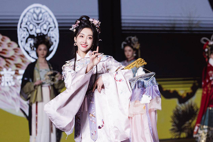 被穿汉服的宣璐惊艳到了！古典又端庄，越看越心动！ (图2)