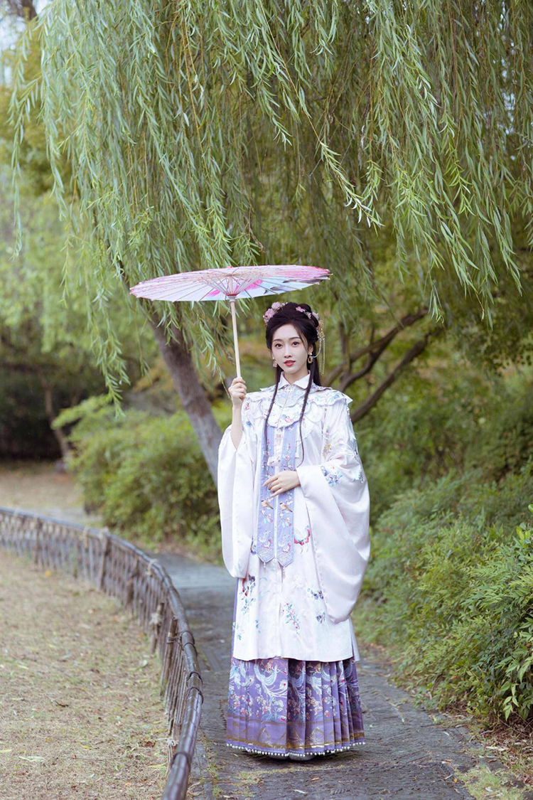 被穿汉服的宣璐惊艳到了！古典又端庄，越看越心动！ (图4)