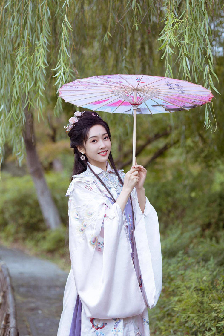 被穿汉服的宣璐惊艳到了！古典又端庄，越看越心动！ (图5)