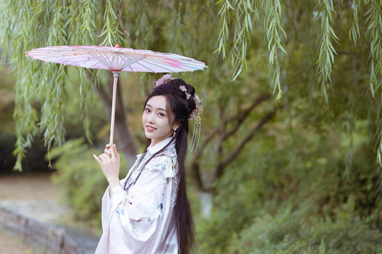 被穿汉服的宣璐惊艳到了！古典又端庄，越看越心动！ (图6)