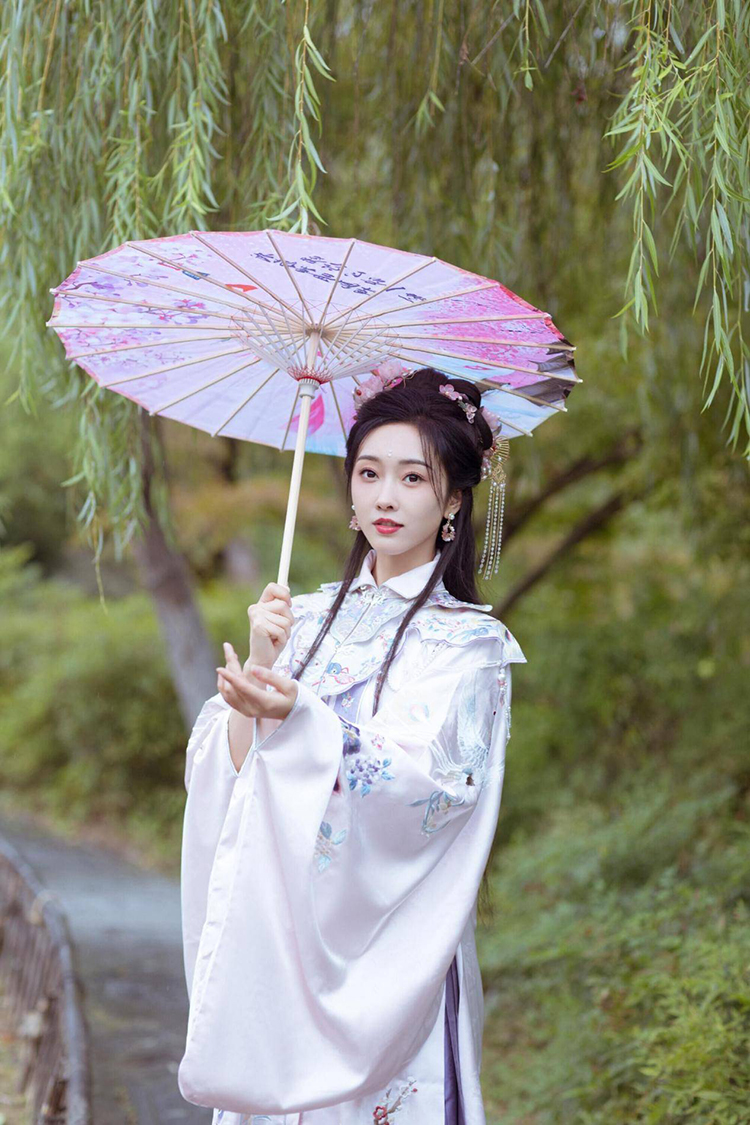 被穿汉服的宣璐惊艳到了！古典又端庄，越看越心动！ (图7)
