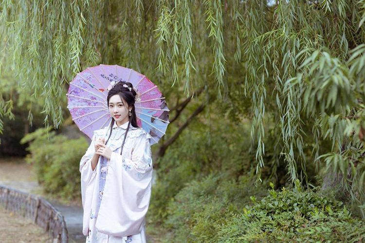 被穿汉服的宣璐惊艳到了！古典又端庄，越看越心动！ (图8)