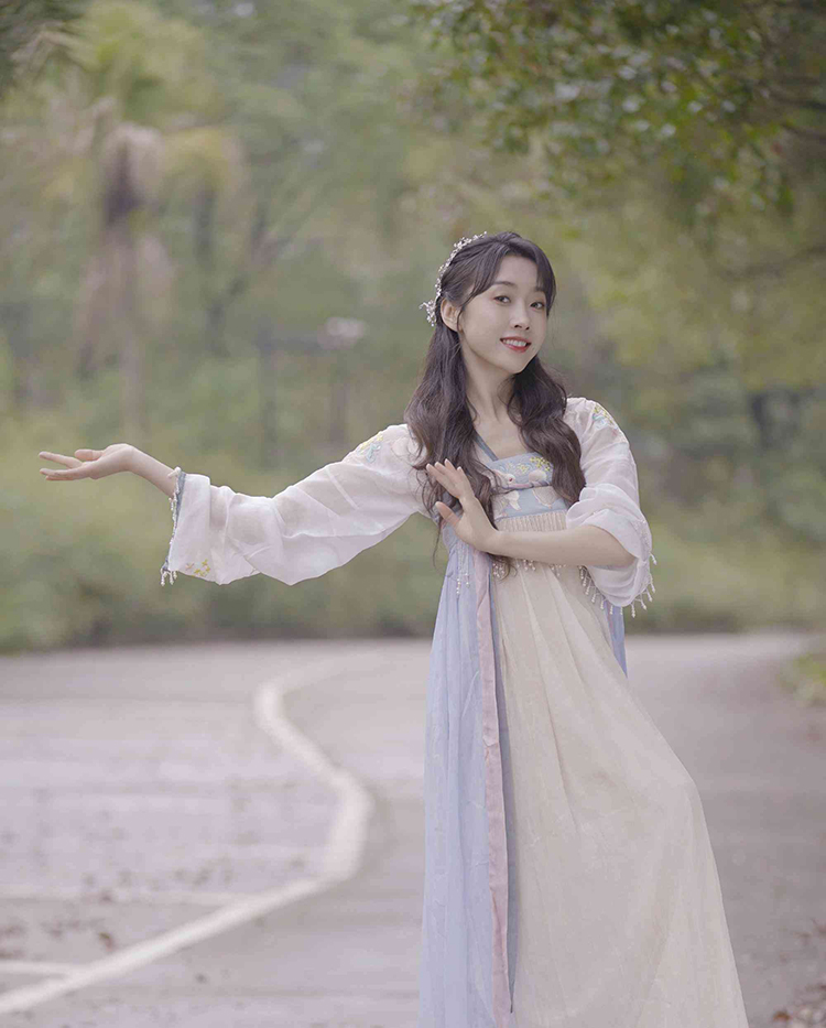宣璐号召大家穿汉服去踏青，一身紫衣倾国倾城(图6)