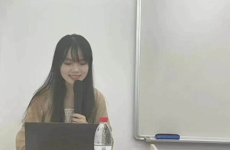 师与汉服‖三尺讲台着汉服，奕奕风采，灼灼其华(图1)
