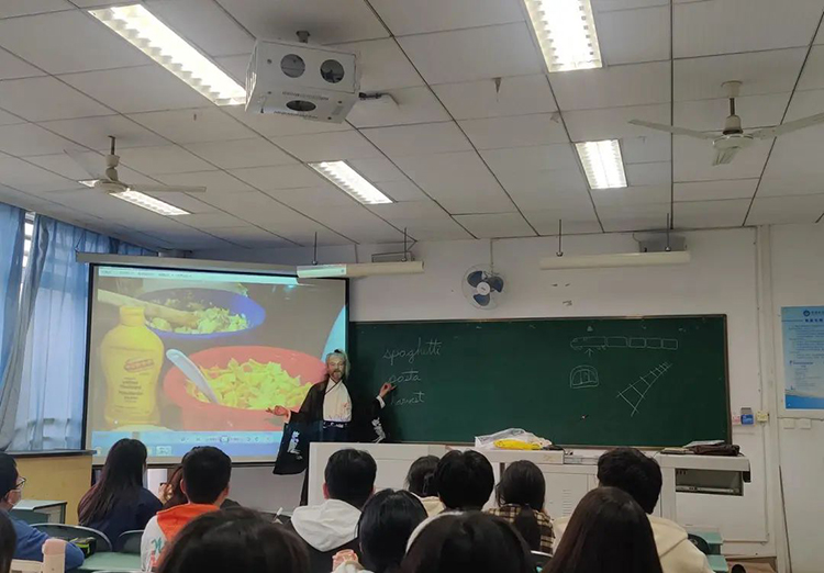 四川一外教穿汉服上课，来中国17年,熟读四大名著、会炒宫保鸡丁(图3)