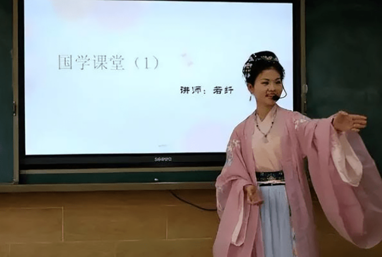 美术老师上课穿汉服，网友赞其端庄大方上档次，不知为何家长看了却直摇头？(图2)