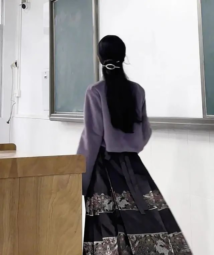 美术老师上课穿汉服，网友赞其端庄大方上档次，不知为何家长看了却直摇头？(图6)
