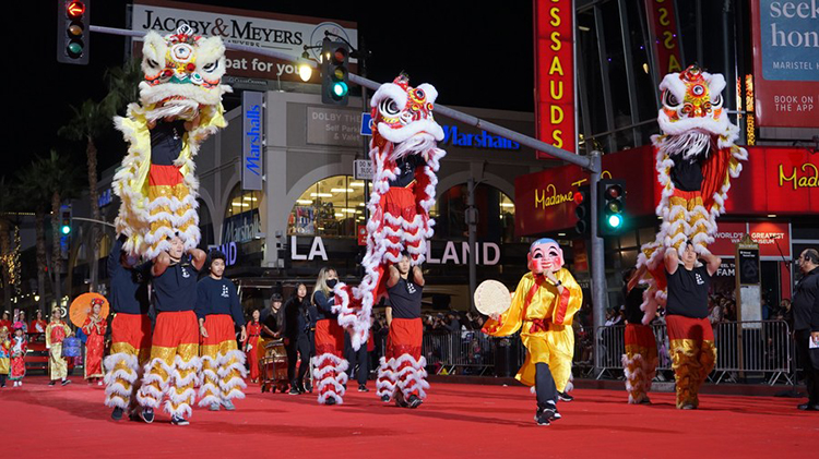 中国文化元素闪耀好莱坞第90届标志性圣诞大游行(图4)