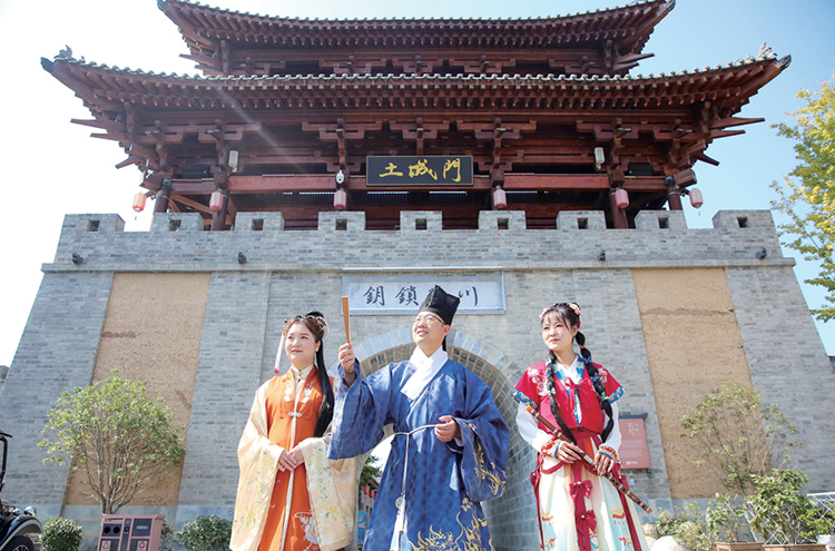 这个31岁的汉服体验馆老板火了(图1)