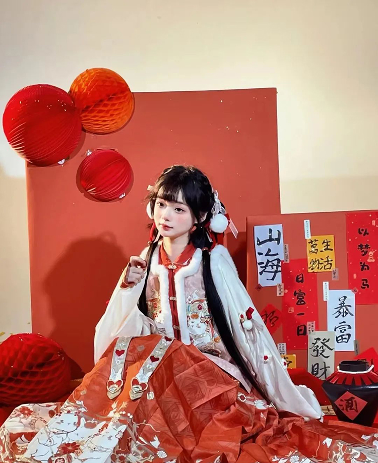 春节汉服穿搭指南丨玉兔将至人间，华裳妆点新春(图1)