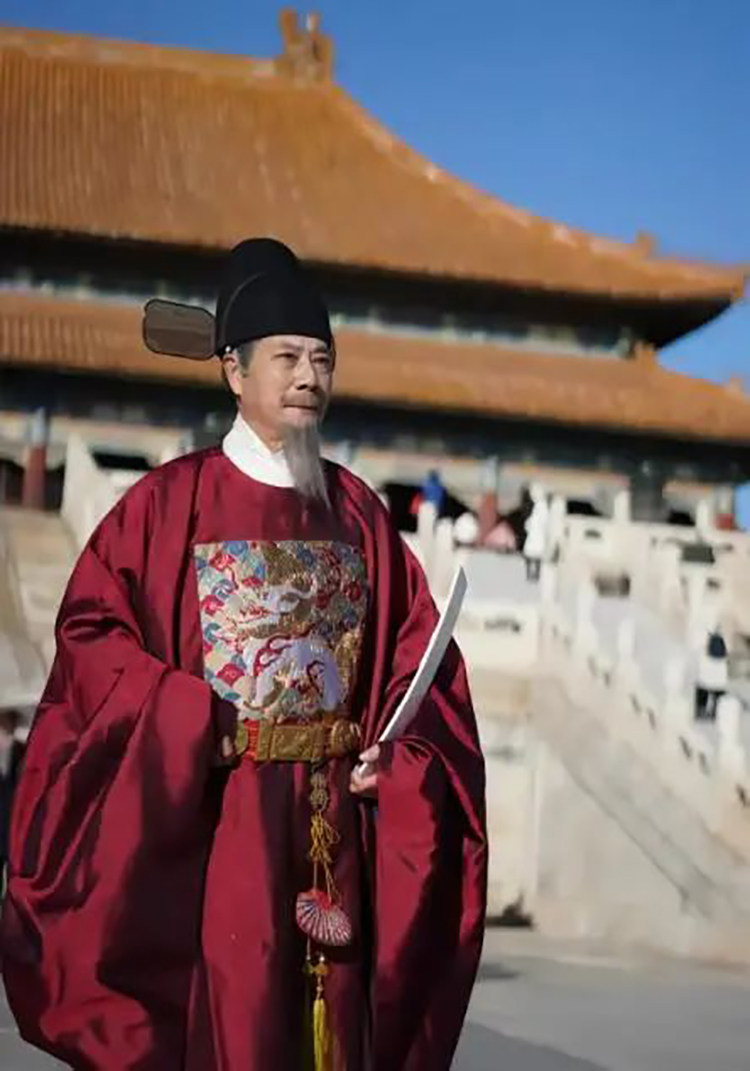 长沙爷爷汉服变装惊艳众人：在故宫拍照被围观(图1)