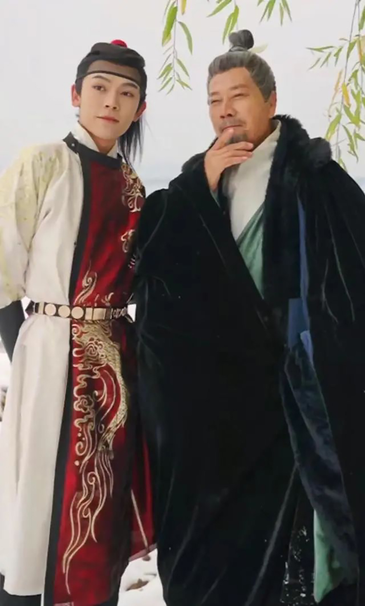 长沙爷爷汉服变装惊艳众人：在故宫拍照被围观(图2)