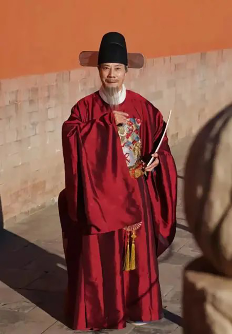 长沙爷爷汉服变装惊艳众人：在故宫拍照被围观(图3)
