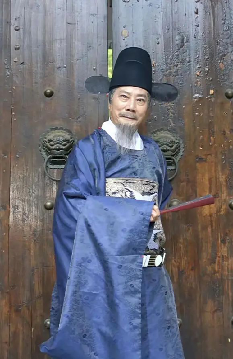长沙爷爷汉服变装惊艳众人：在故宫拍照被围观(图5)