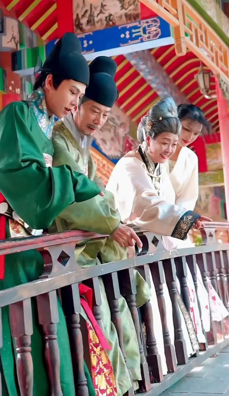 长沙爷爷汉服变装惊艳众人：在故宫拍照被围观(图7)